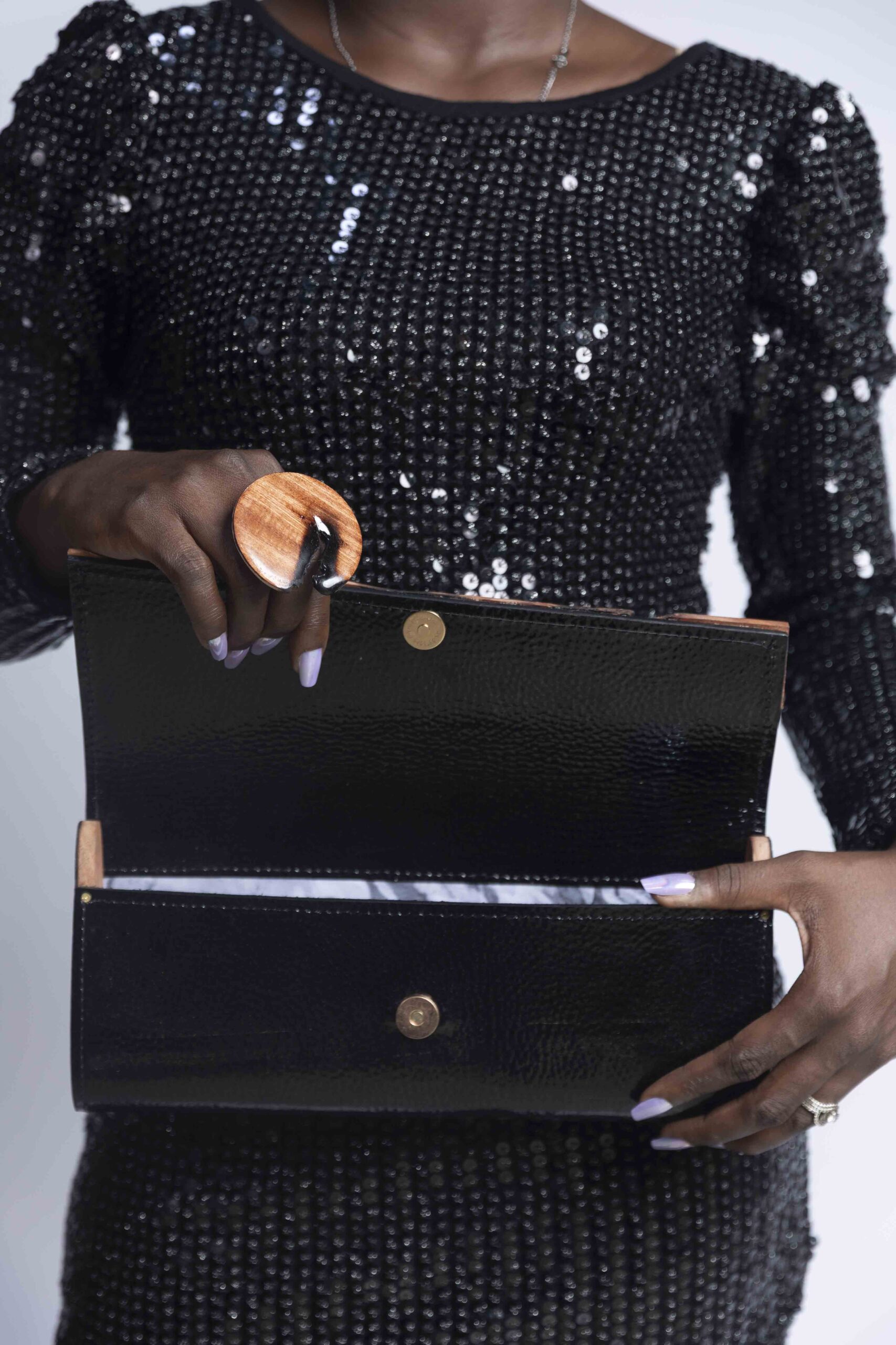 TEXTURED GLOSSY BLACK DZIFA CLUTCH - Image 4